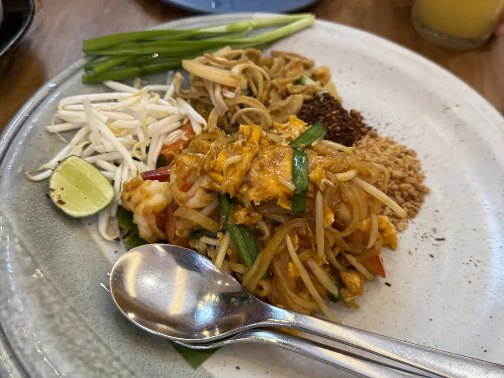 えびの入ったパッタイ(タイ風焼きそば)