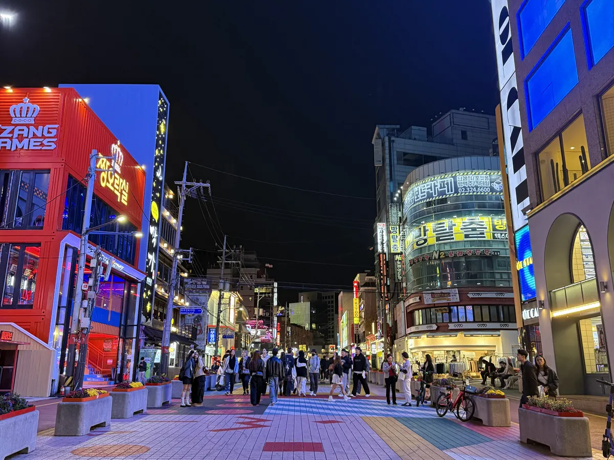 ネオンサインが並ぶソウルの繁華街の夜景
