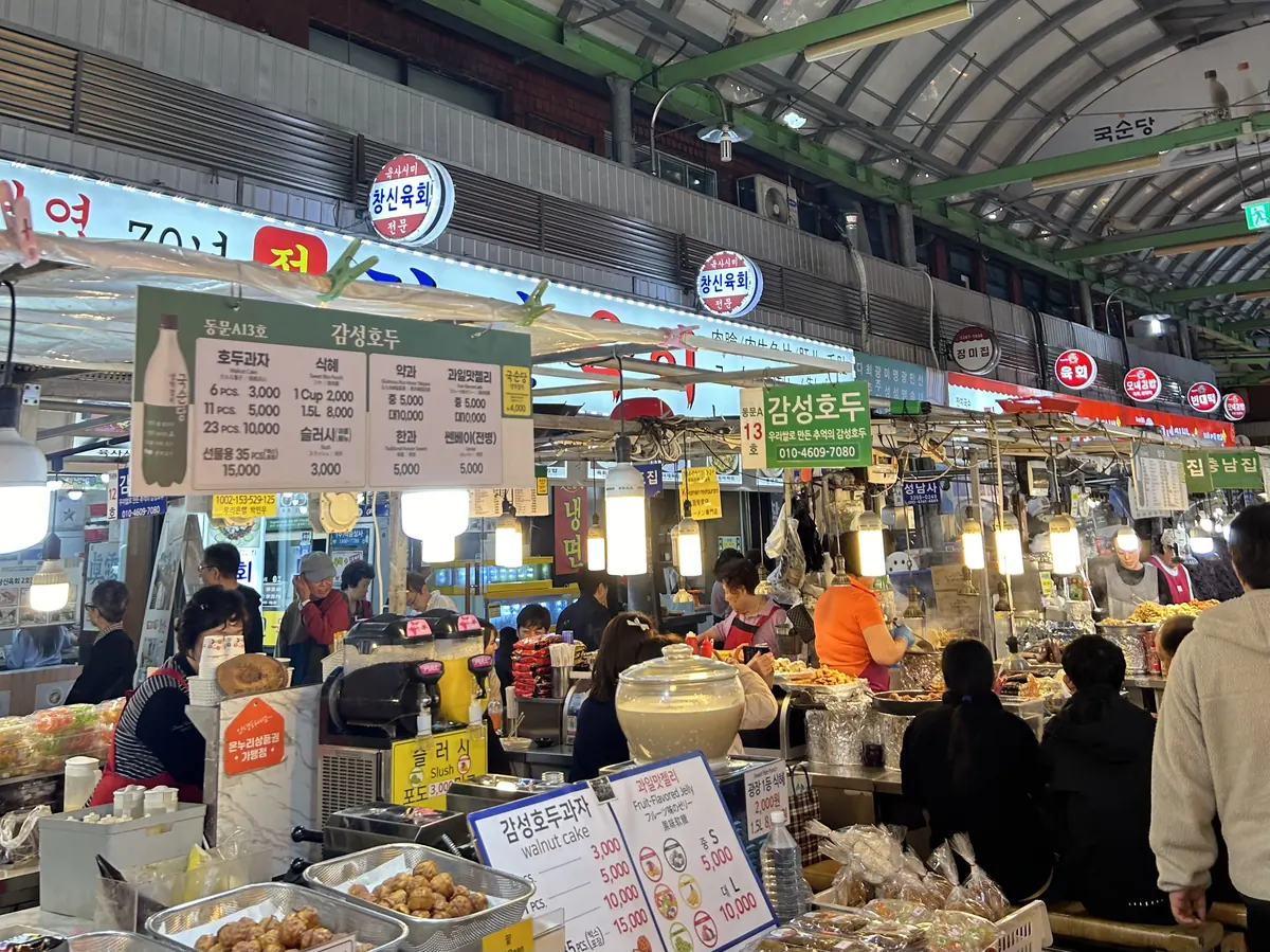広蔵市場のような伝統市場に並ぶ屋台と看板