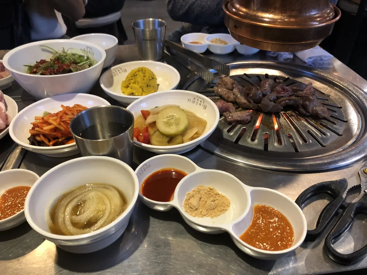 鉄板で焼く韓国式焼肉と多彩な副菜(パンチャン)