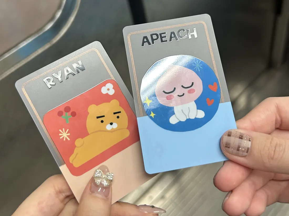 カカオフレンズのライアンとアピーチがデザインされた交通系ICカード