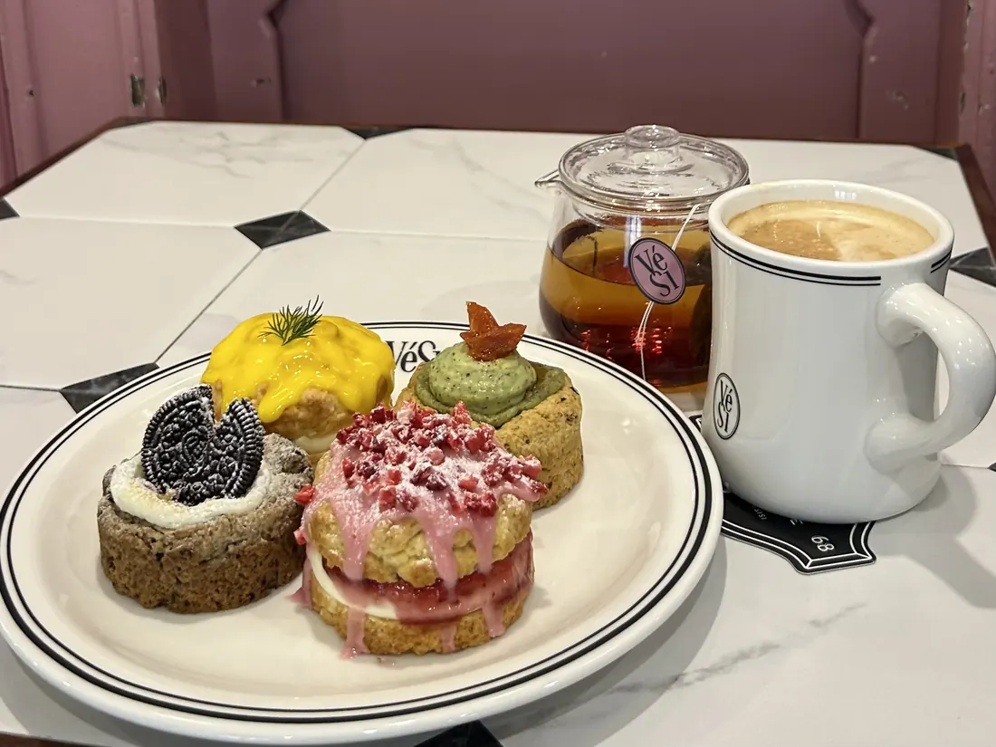 スコーンとお茶がテーブルに並ぶソウルのカフェ