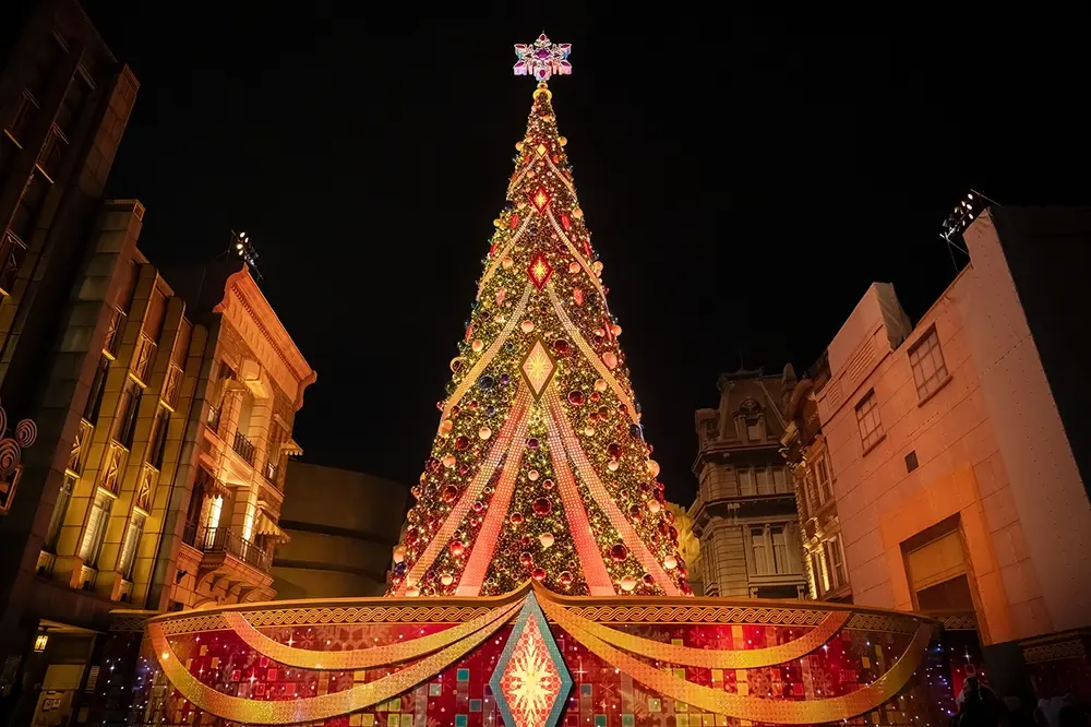 POINT① 大迫力のクリスマス・ツリーは今年がラスト！