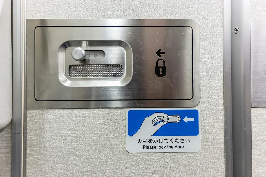 飛行機のトイレの使い方