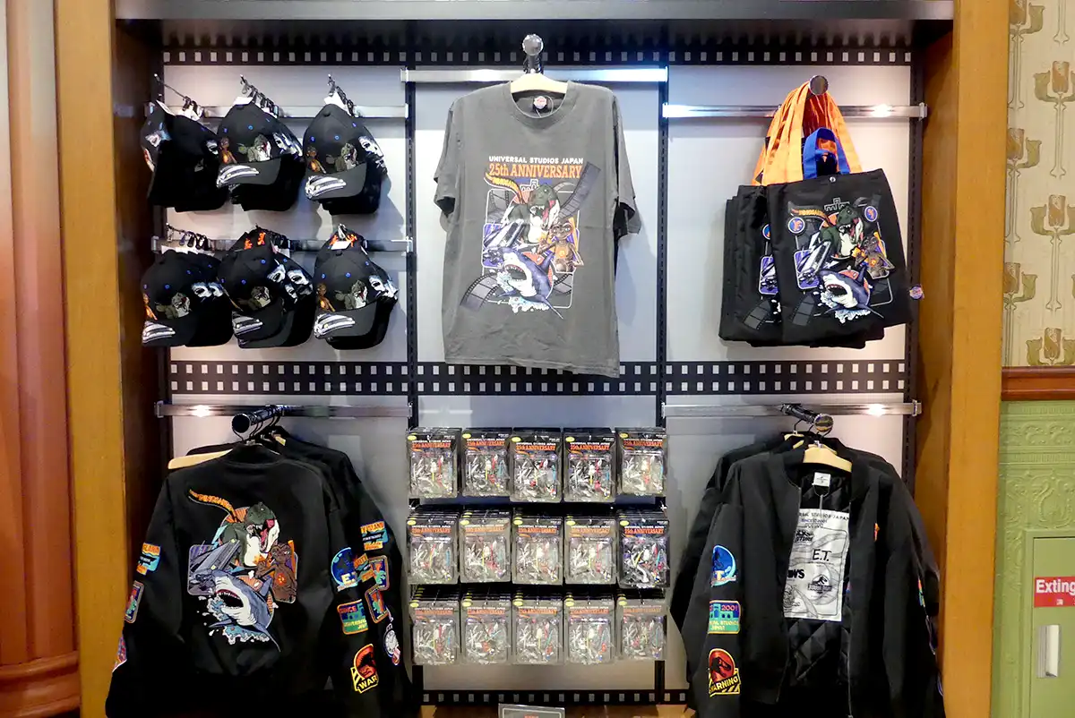 ユニバーサル映画のアートが詰まったオリジナルグッズ Tシャツ、スタジャン、ストラップセット