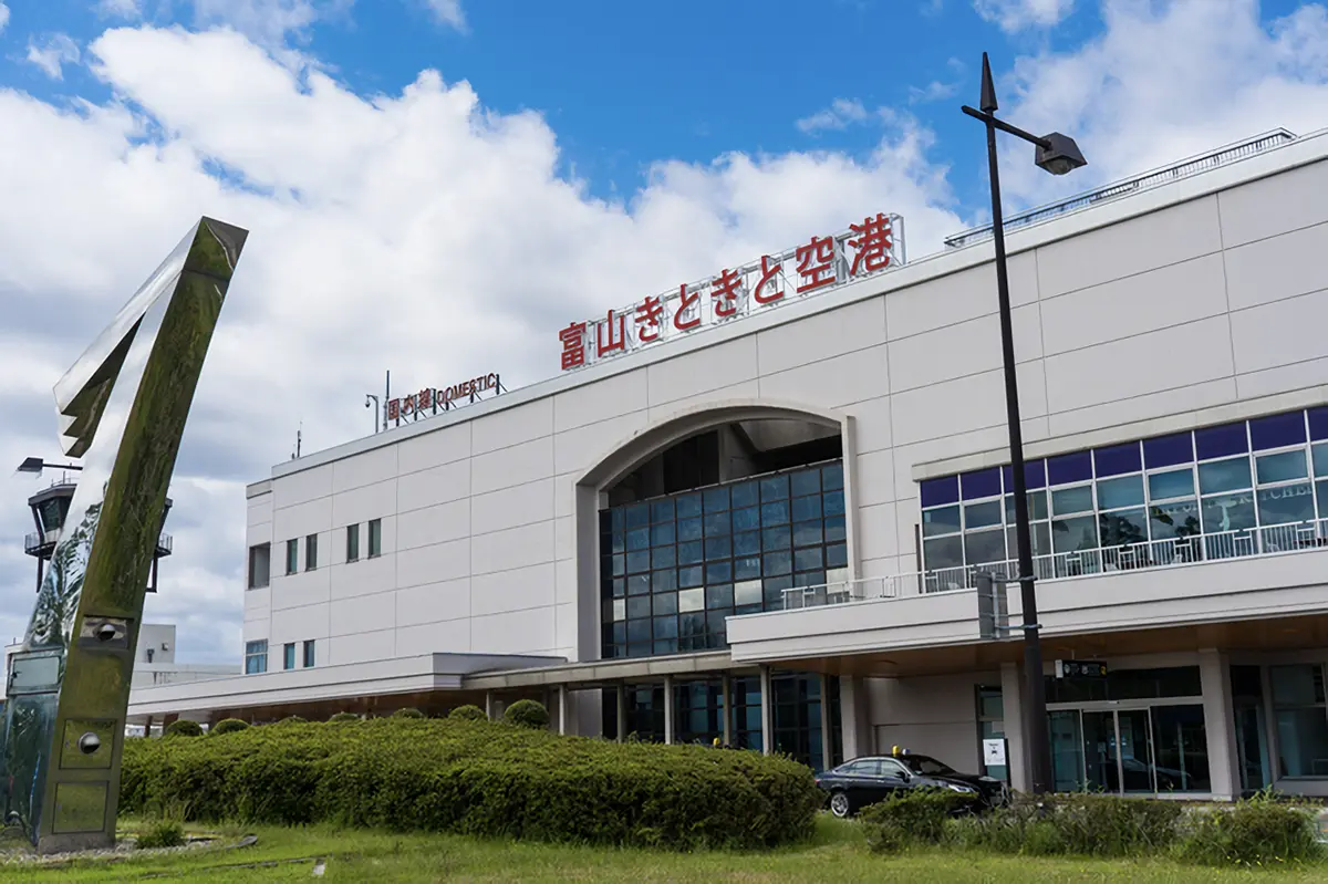 富山高山すし空港のターミナル外観