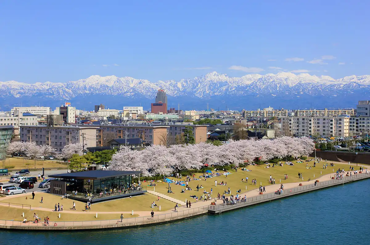 富岩運河環水公園と天門橋