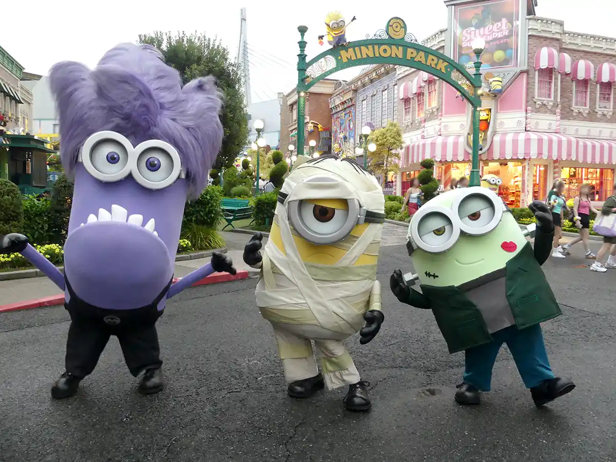 ハロウィーン仕様のミニオンとのグリーティング