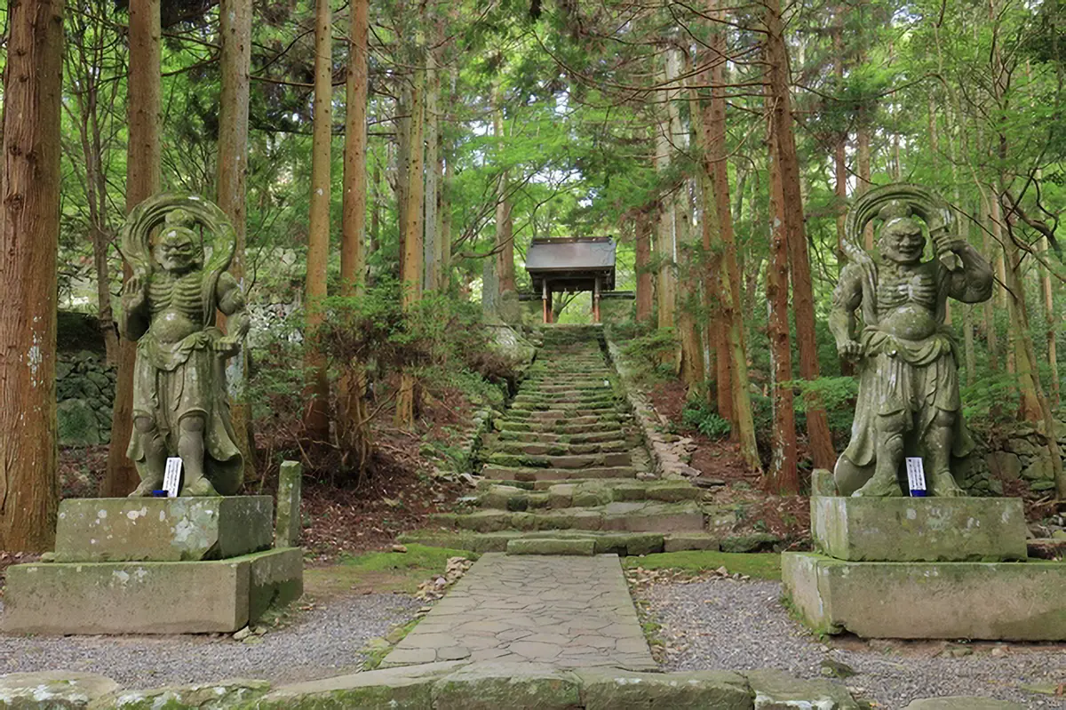国東半島の名刹・両子寺の仁王像と参道