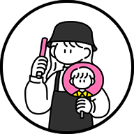 飛行機とホテルをどこで予約するか考える女性