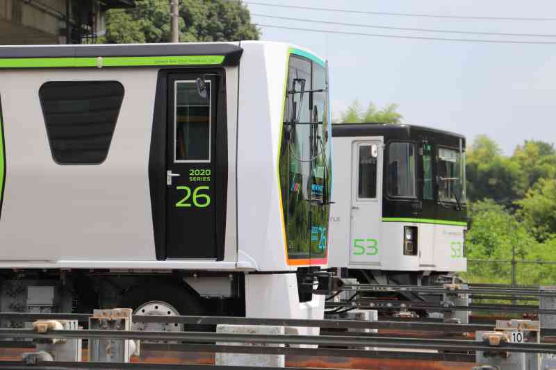 1050系53編成と2020系26編成　ⓒ埼玉新都市交通（株）