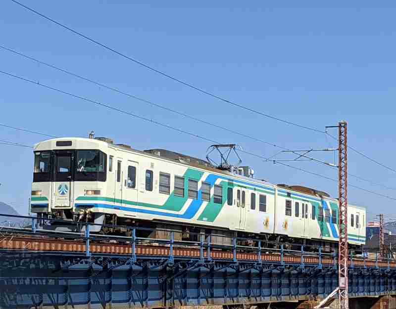 橋梁を渡る8100形　ⓒ阿武隈急行株式会社