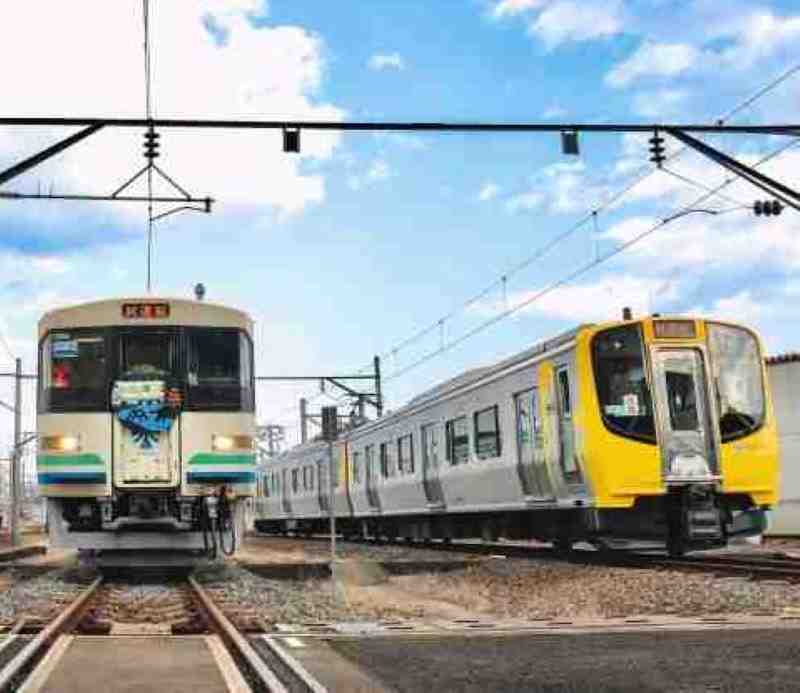 梁川車両基地内の8100形とAB900系　ⓒ阿武隈急行株式会社
