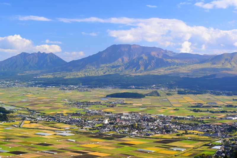 雄大にそびえる阿蘇山