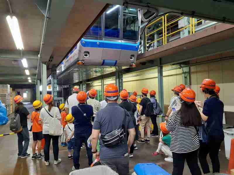 萩台車両基地内 1000形車両下部より見学　ⓒ千葉都市モノレール株式会社