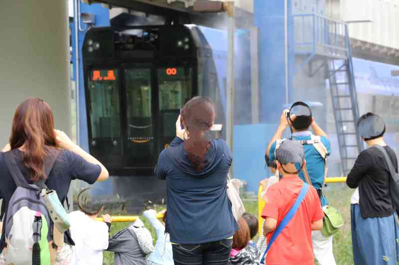 萩台車両基地内 0形車両洗車シーン　ⓒ千葉都市モノレール株式会社