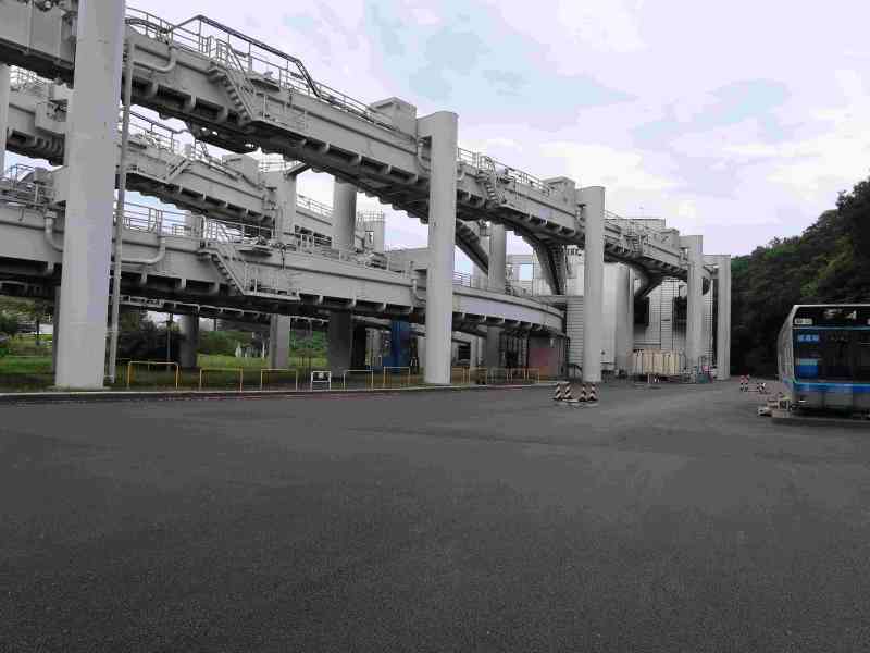 萩台車両基地内 複雑な構造の軌条　ⓒ千葉都市モノレール株式会社