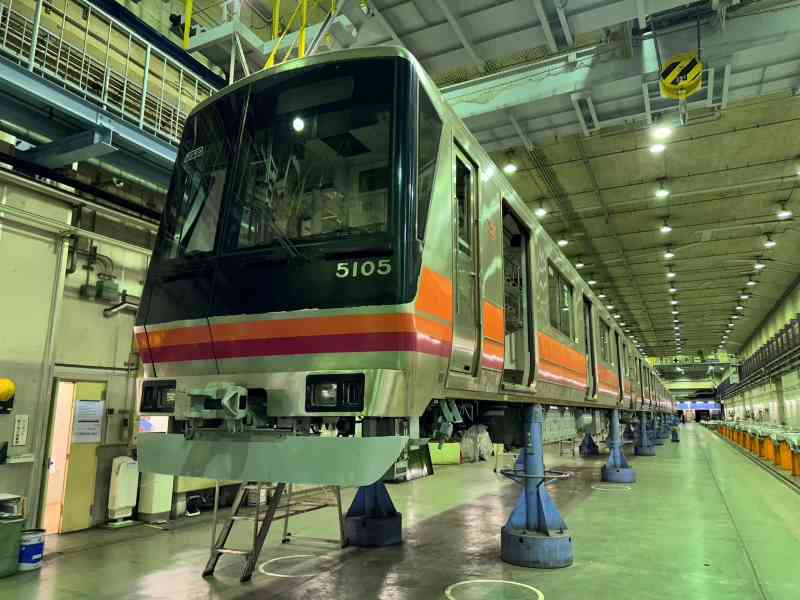 50系（車両前側）と醍醐車庫　ⓒ京都市交通局