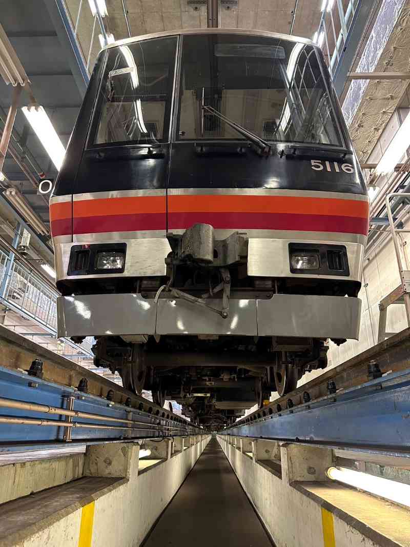 50系（車両下部）と醍醐車庫　ⓒ京都市交通局