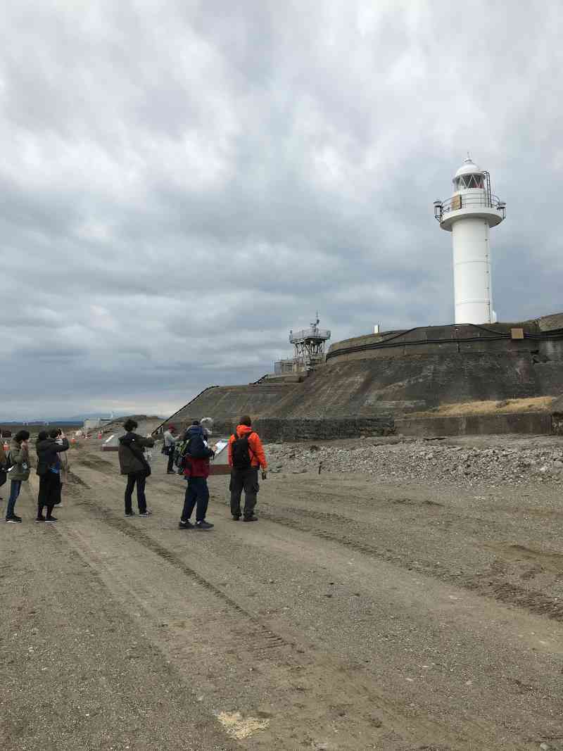 案内人と共に島内を移動　15cm加農砲の砲台跡と第二海堡灯台前