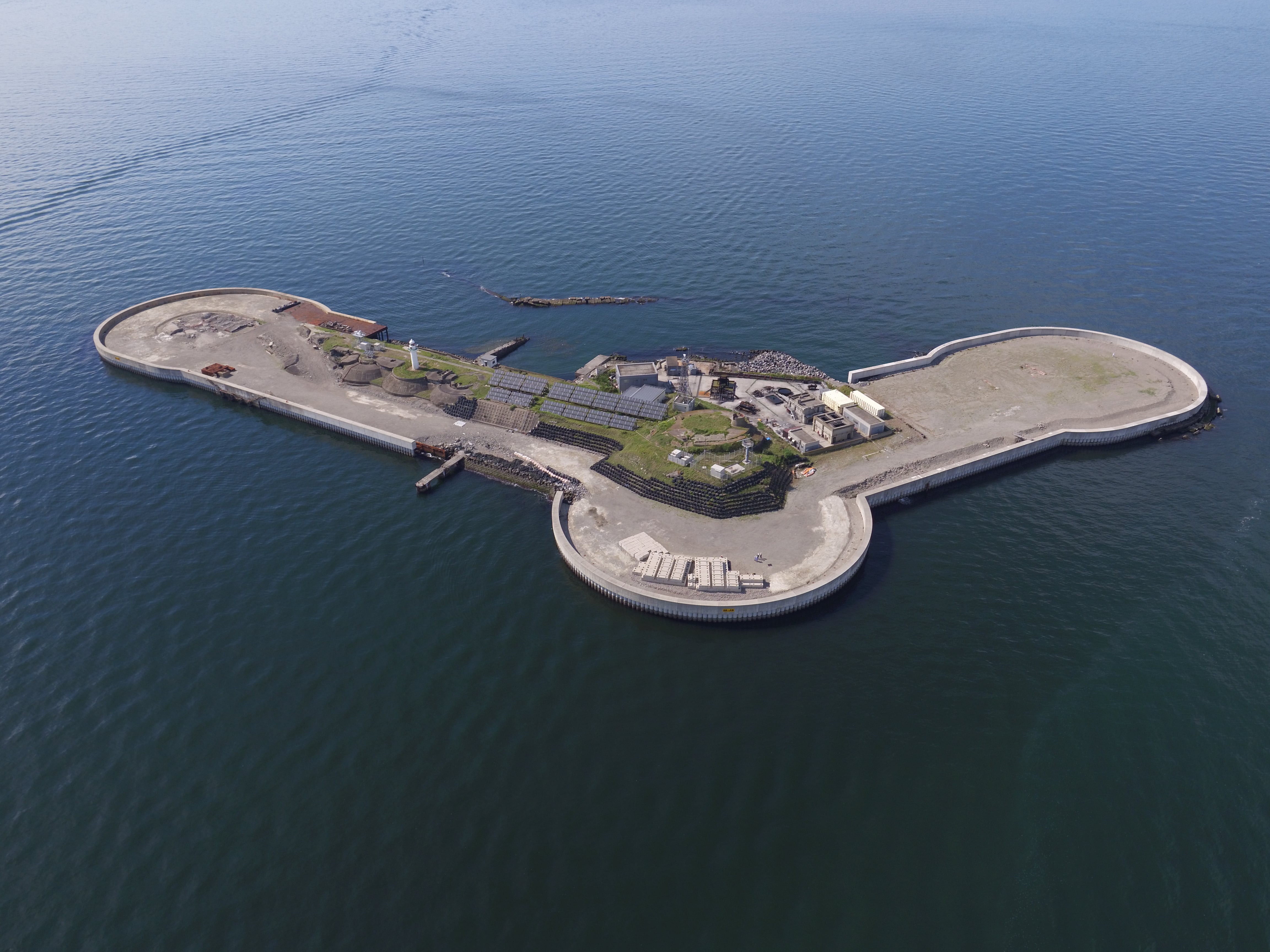 今でも関係者以外の立ち入りが禁じられている要塞の島　第二海堡（全景）