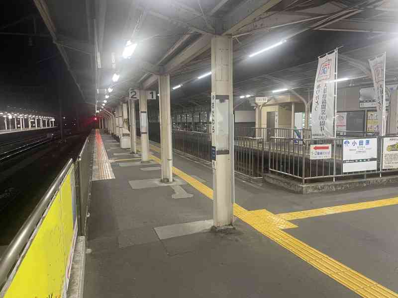 夜の伊豆箱根鉄道　小田原駅ホーム　ⓒ伊豆箱根鉄道株式会社