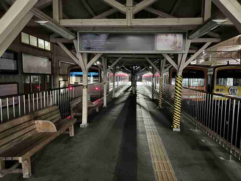 夜の大雄山駅と停泊車両　ⓒ伊豆箱根鉄道株式会社