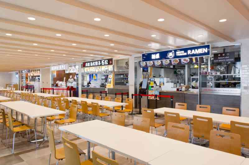 空港ターミナルビル内の店舗で昼食はいかが！