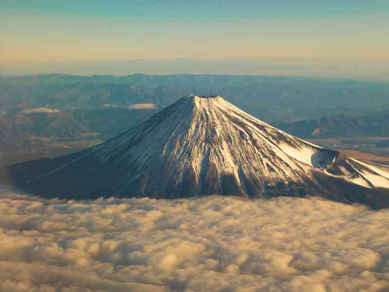 FDAチャーター便の遊覧飛行から見た目の前にそびえ立つ富士山