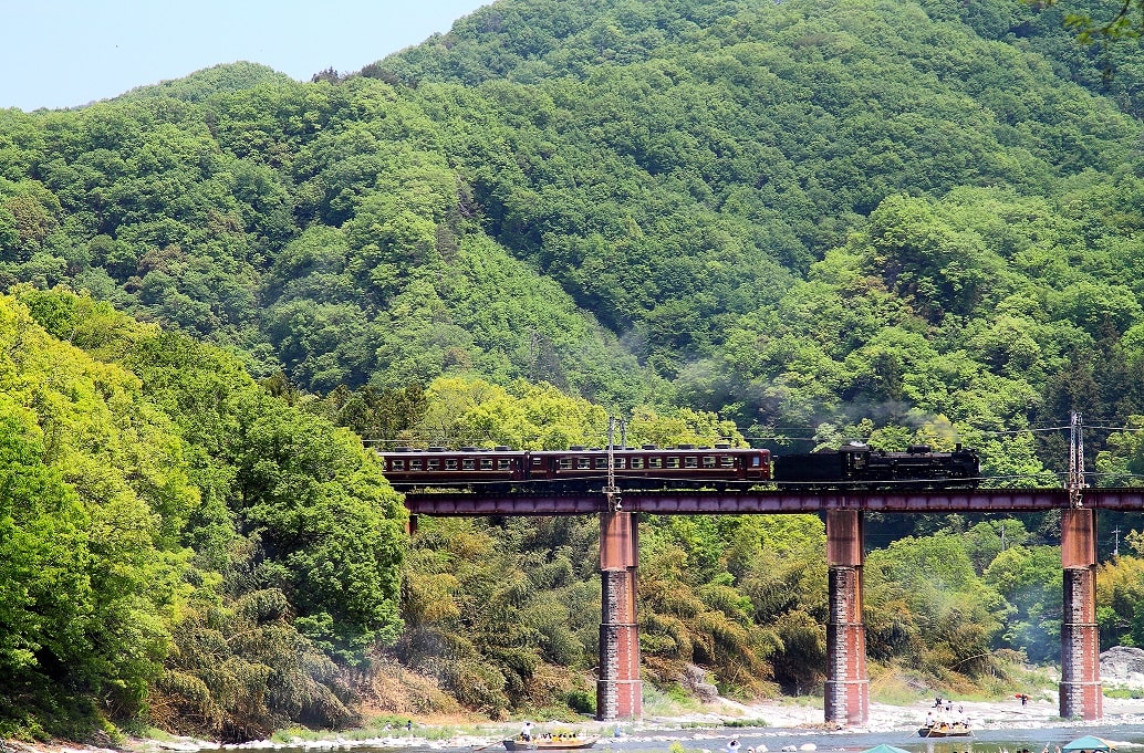 橋梁を渡る蒸気機関車C58363　ⓒ秩父鉄道株式会社