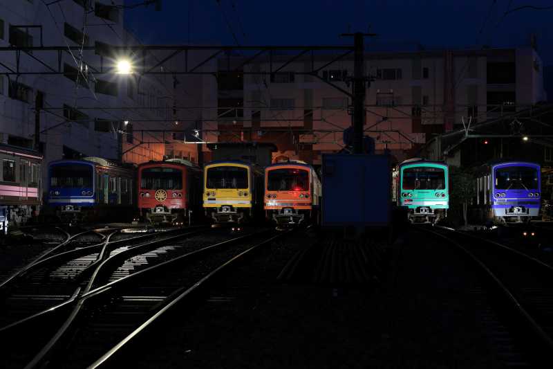 夜の大雄山駅とカラフルに並ぶ留置車両　ⓒ伊豆箱根鉄道株式会社