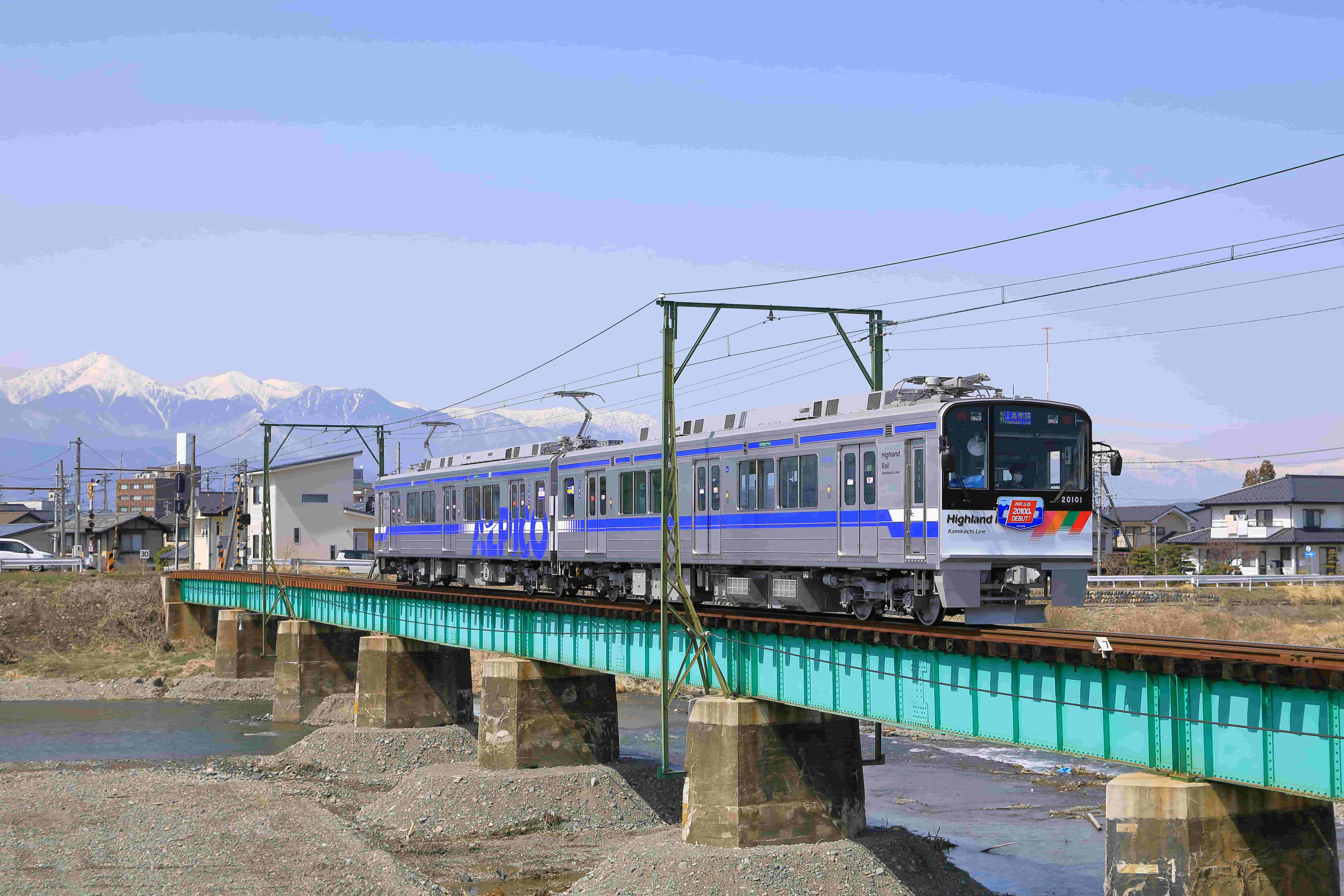 奈良井川を渡る20100形　ⓒアルピコ交通株式会社