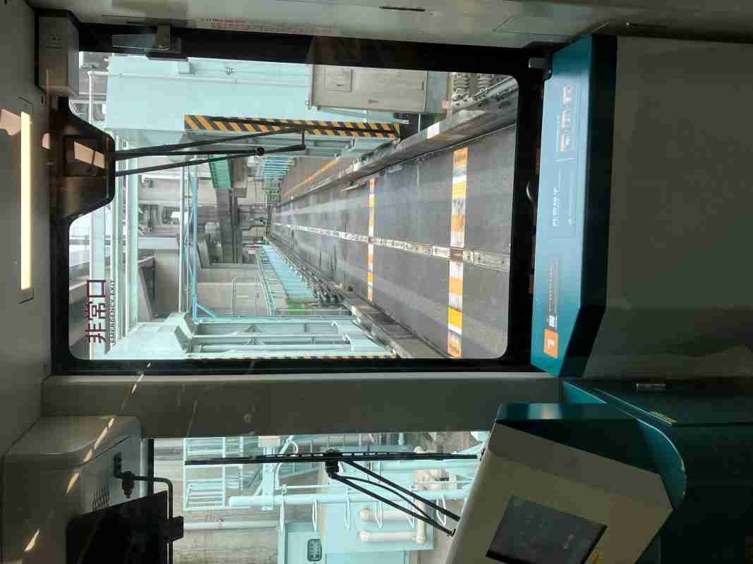 列車に乗ったまま機械洗車体験　ⓒ埼玉新都市交通株式会社
