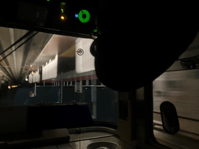 深夜の誰もいない駅を通過いたします！
