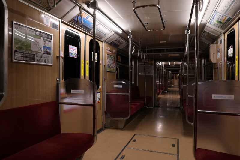 中間車両は、一部照明を消灯して運転！夜行列車独特の雰囲気で運行いたします！