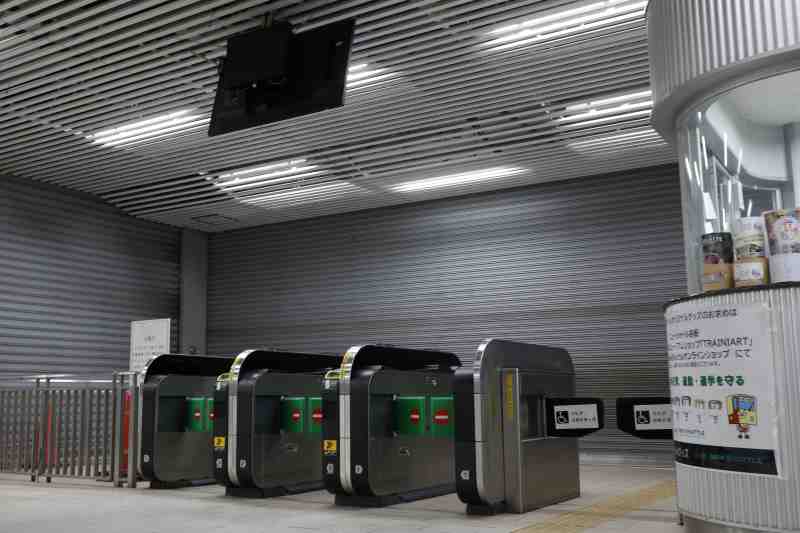 シャッターが閉まった営業終了後の鉄道博物館駅を開放（改札内のみ見学）
