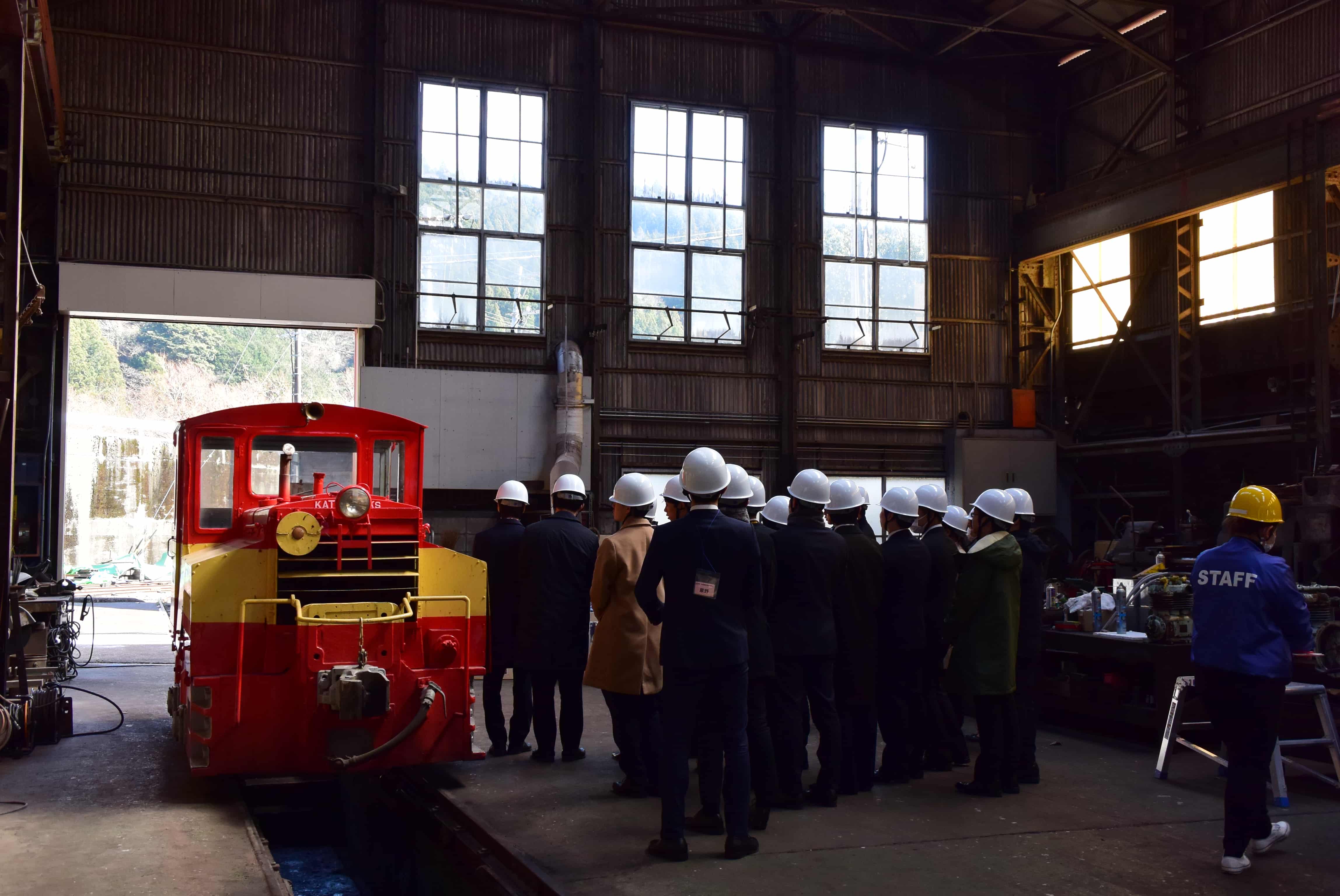 両国車両区屋内見学風景　ⓒ大井川鐵道株式会社