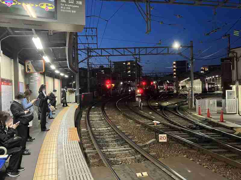 西院駅ホームより見た夜間の西院車庫　ⓒ京福電気鉄道株式会社