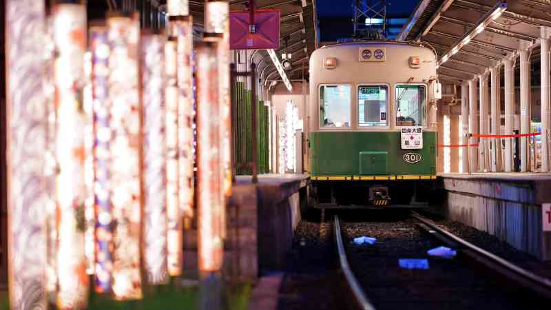 嵐山駅 約600本のポール「光の林」と301号車　ⓒ京福電気鉄道株式会社