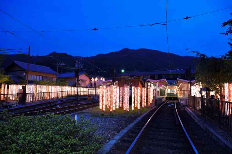 嵐山駅 約600本のポール「光の林」と301号車　ⓒ京福電気鉄道株式会社