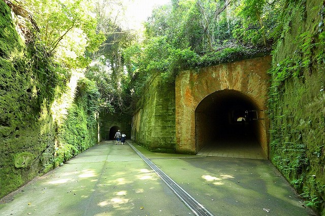 猿島島内に残存するトンネルにも入ります