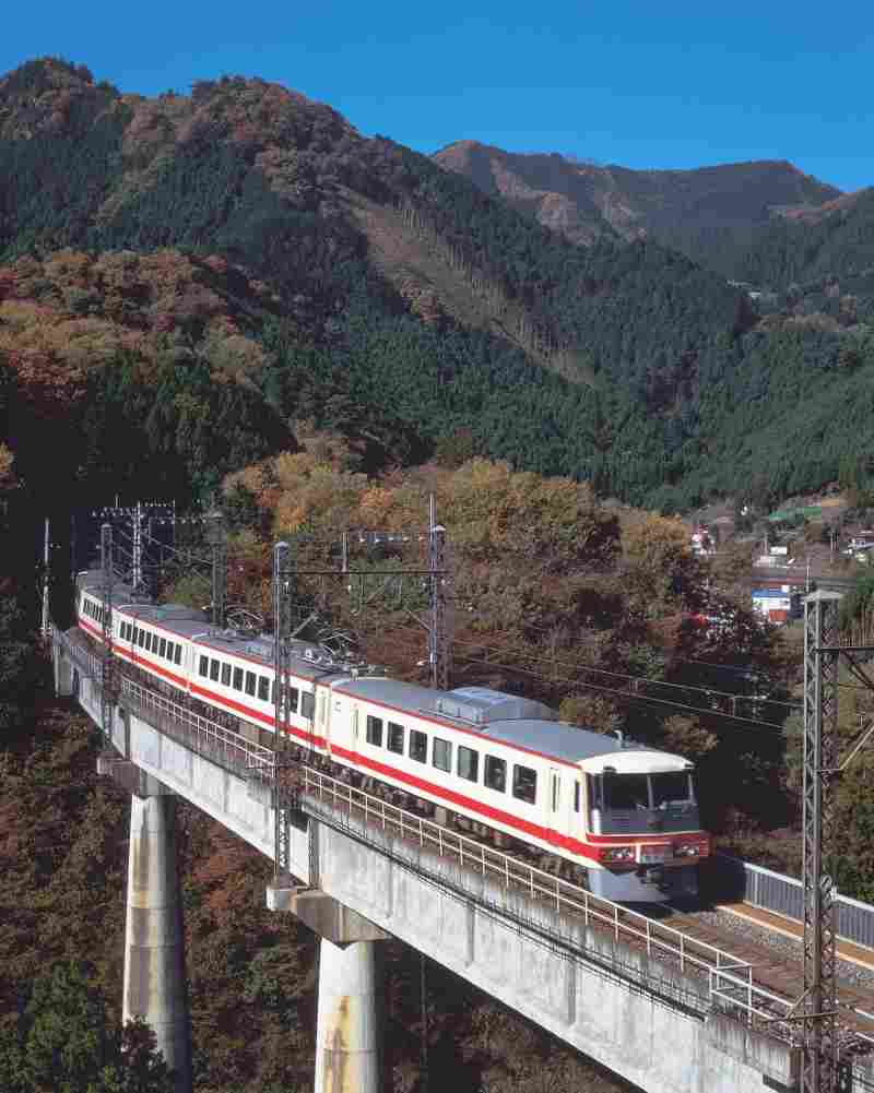 かつて走っていた西武鉄道 レッドアロー5000系 ⓒ西武鉄道株式会社