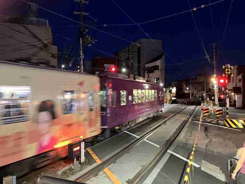 四条通交差部の電鐘式踏切と通過列車　ⓒ京福電気鉄道株式会社
