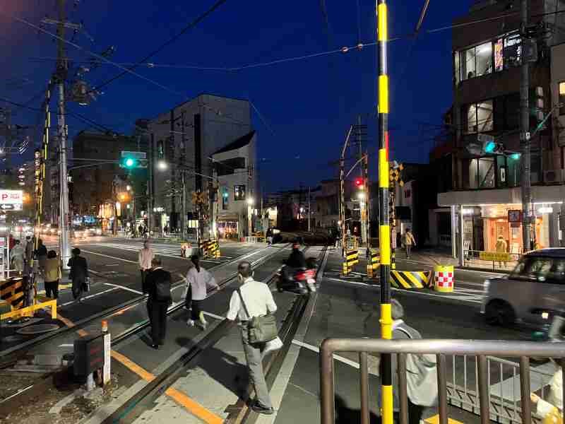 四条通交差部の電鐘式踏切と遮断機　ⓒ京福電気鉄道株式会社
