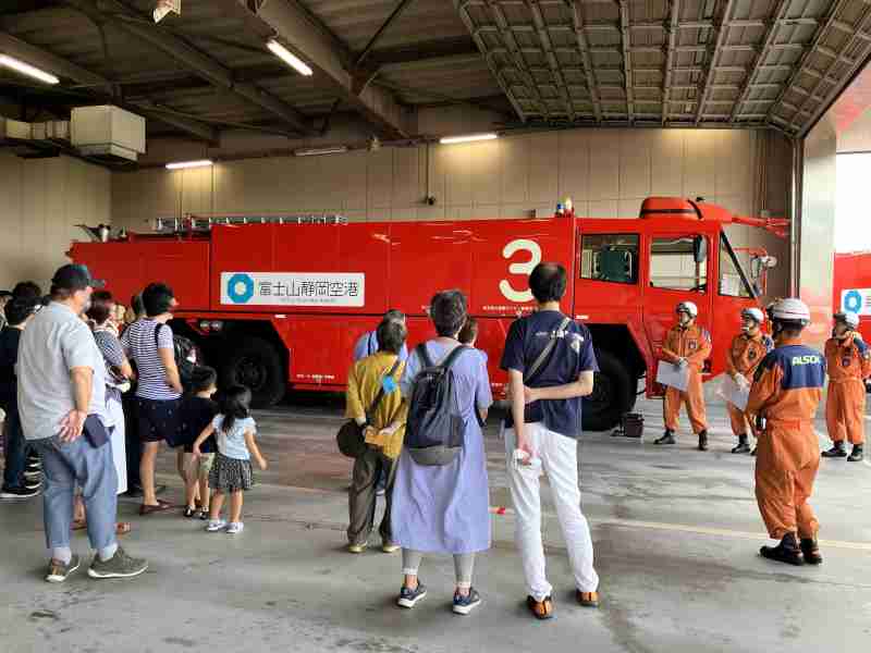 貸切バスより降車して消防庁舎見学と説明（過去ツアー時）