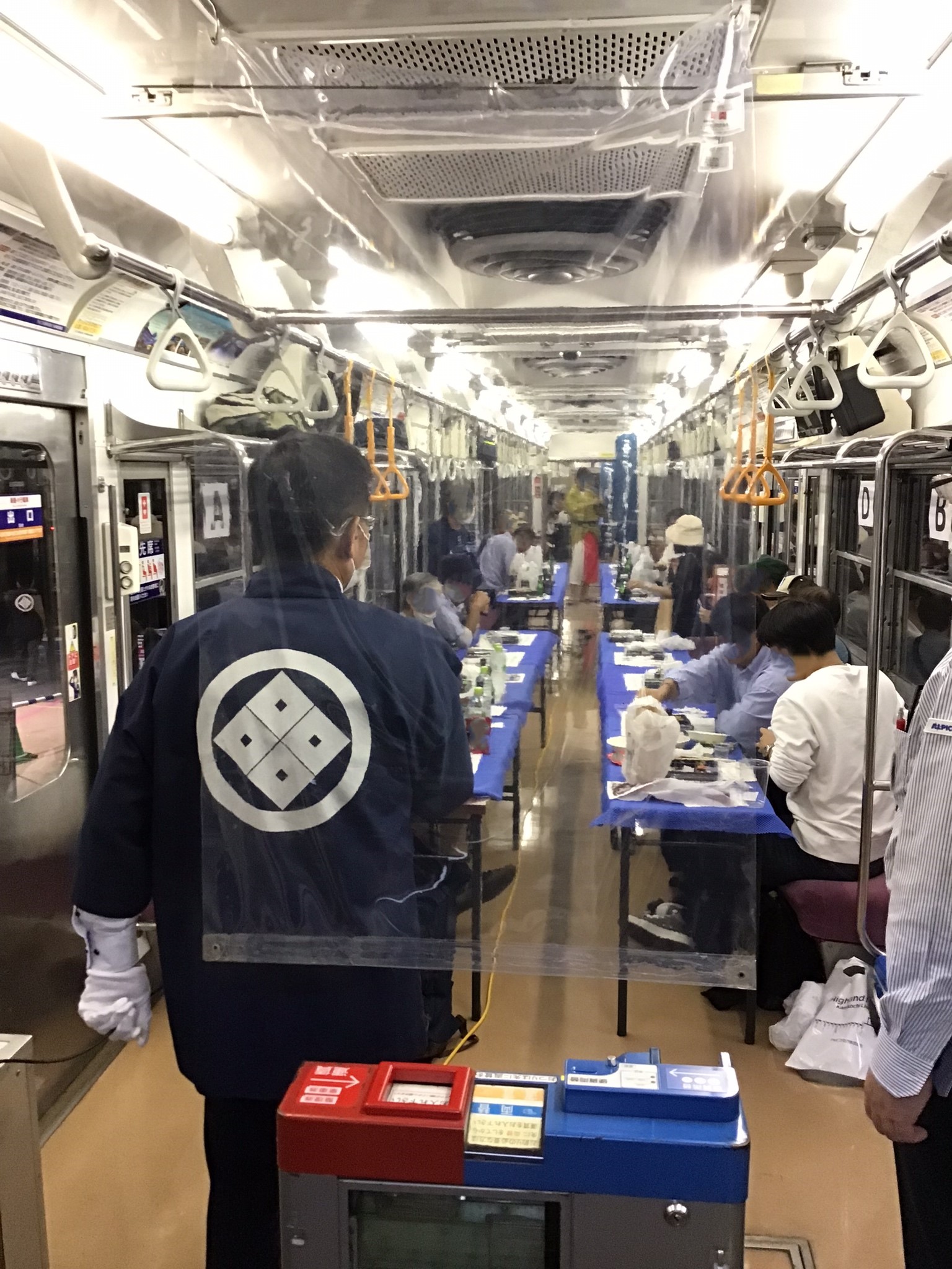 列車内のイメージ（お食事も出来るテーブル席でご用意）