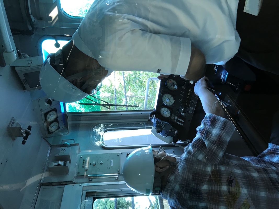 深沢車両基地内　乗務員室内の機器見学　ⓒ湘南モノレール株式会社