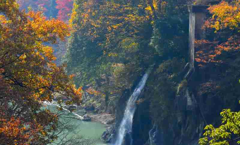 高津戸峡　遊歩道から見た紅葉と滝