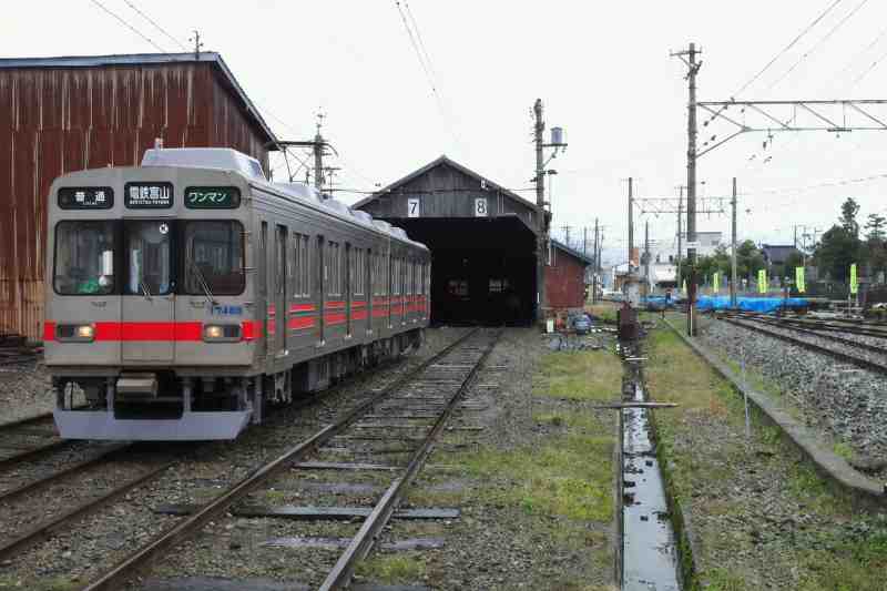 電鉄黒部駅構内の木造車庫での撮影会（イメージ）
