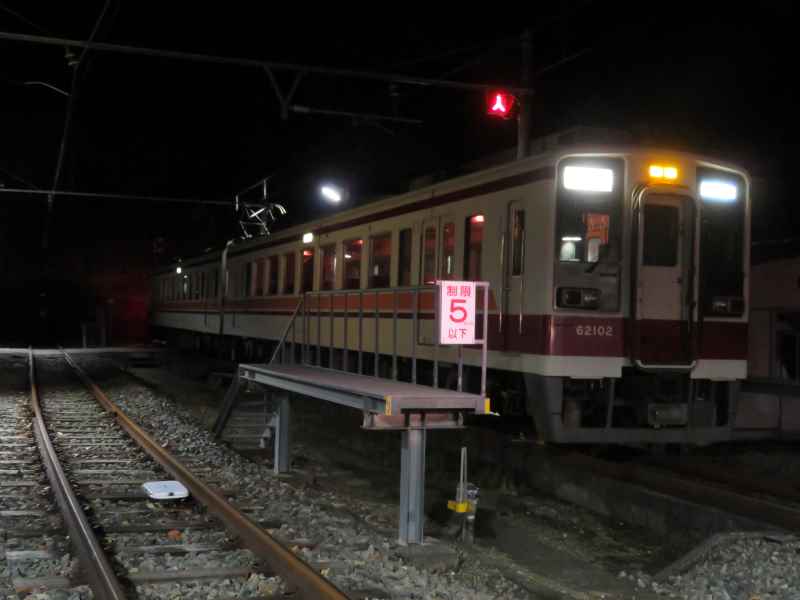 野岩鉄道　6050型　減灯照明（車外）ⓒ野岩鉄道株式会社